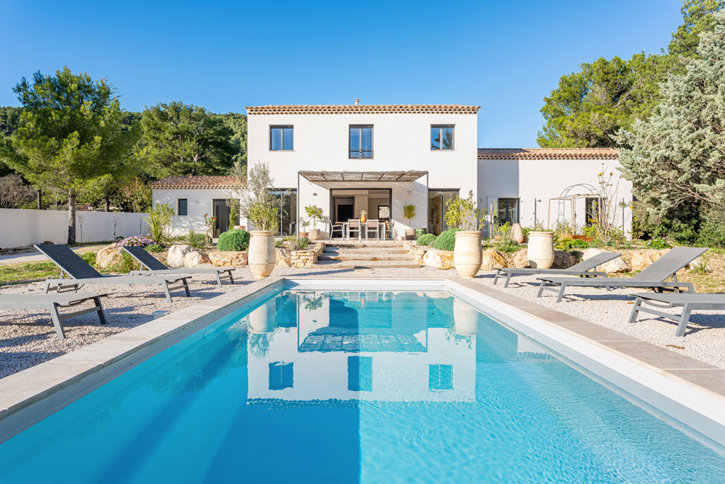 Photographe professionnel réalisant des clichés immobiliers