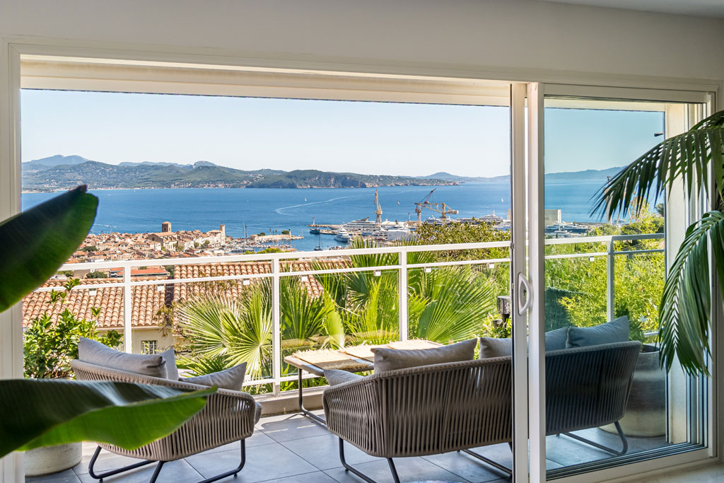 Salon lumineux mis en valeur par une prise de vue soignée