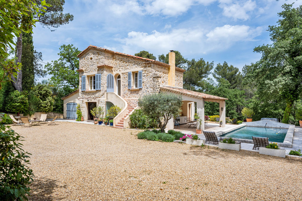 Vue d'ensemble d'une pièce parfaitement cadrée